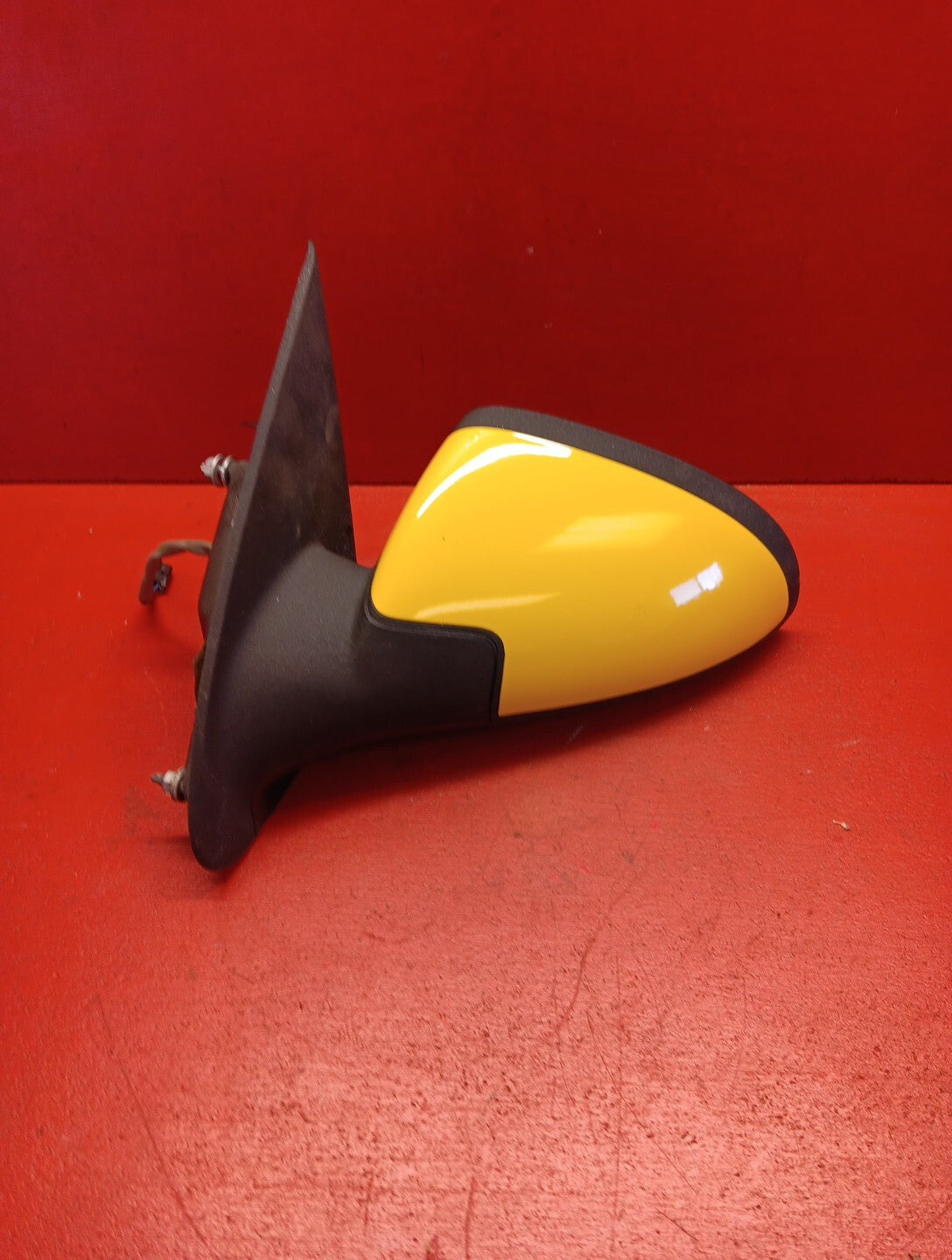 2005-2010 Chevrolet Cobalt Pontiac G5 Front Left Driver Mirror Yellow 25831894