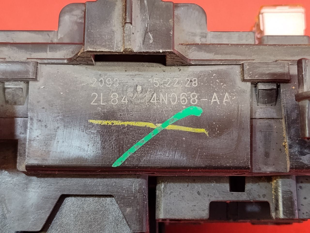 2001-2003 Mazda Tribute / Escape Mariner Interior Cabin Fuse Box Junction Block