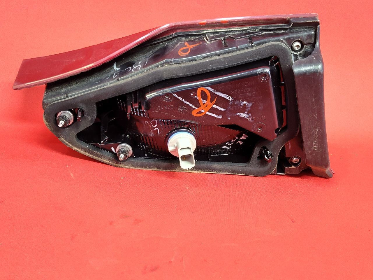 18-19 Chevy Equinox RIGHT PASSENGER INNER Liftgate Mounted Tail Light Lamp