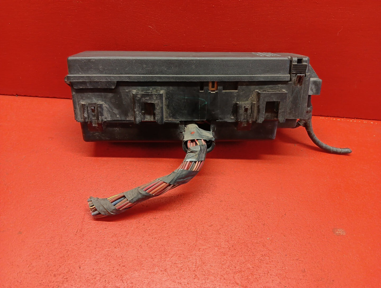 2004 - 2006 Dodge Durango 4.7L Fuse Box Engine w/o Tow Package