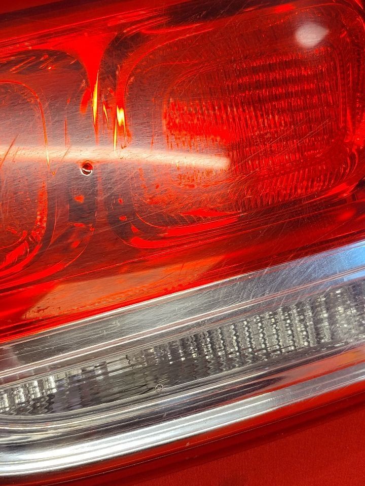 2016-2018 Kia Sorento RIGHT PASSENGER INNER Tail Light Lamp w/ Socket HALOGEN