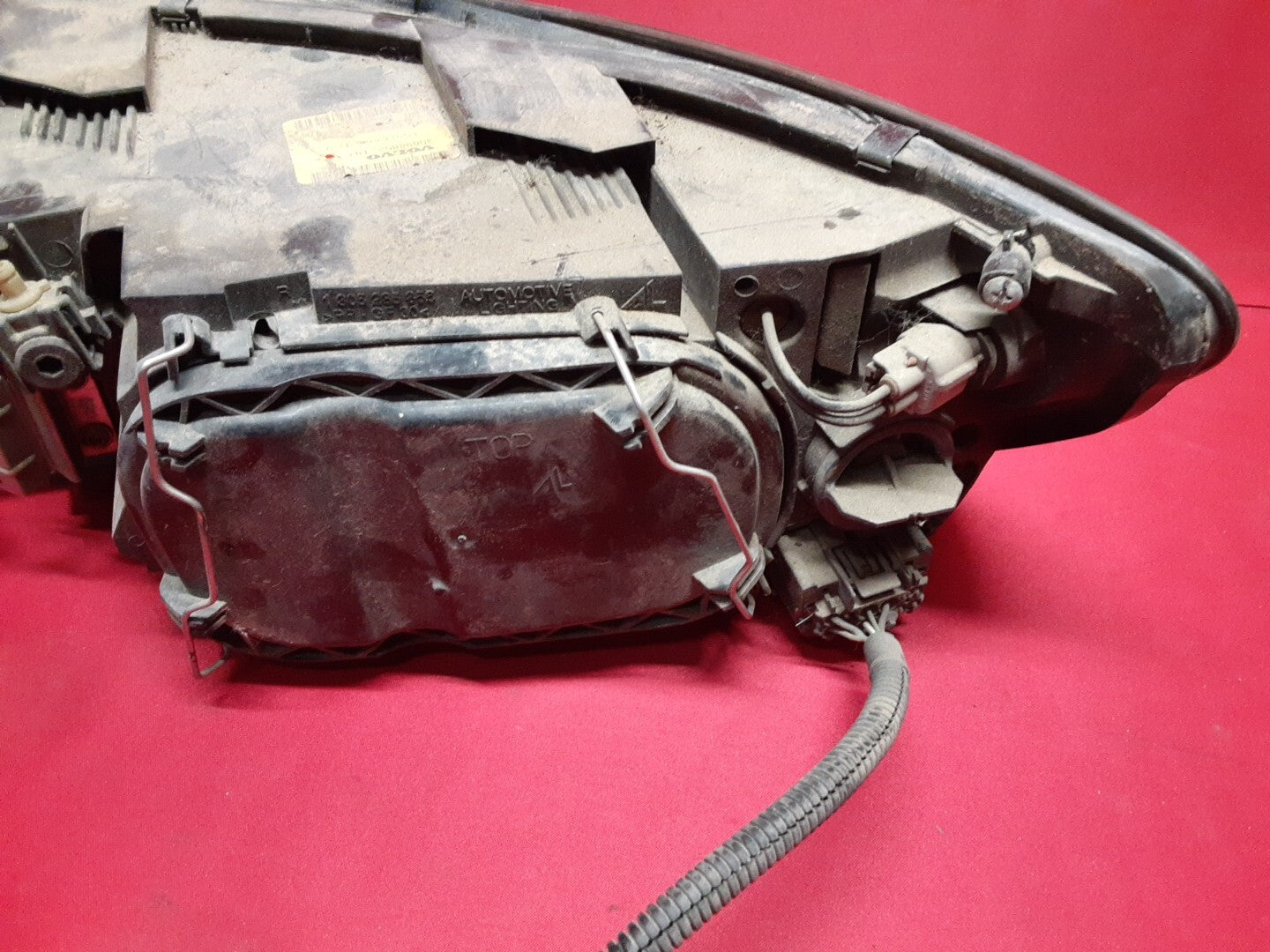2004 - 2007 Volvo S40 05-07 V50 RIGHT PASSENGER Headlight Lamp HALOGEN 31335216