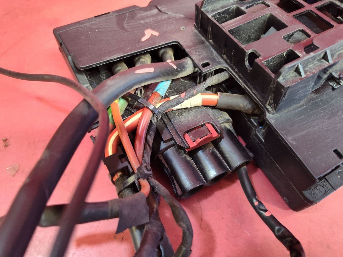 2006-2017 Mercedes Benz FRONT Prefuse Fuse Box Junction Block Battery Terminal