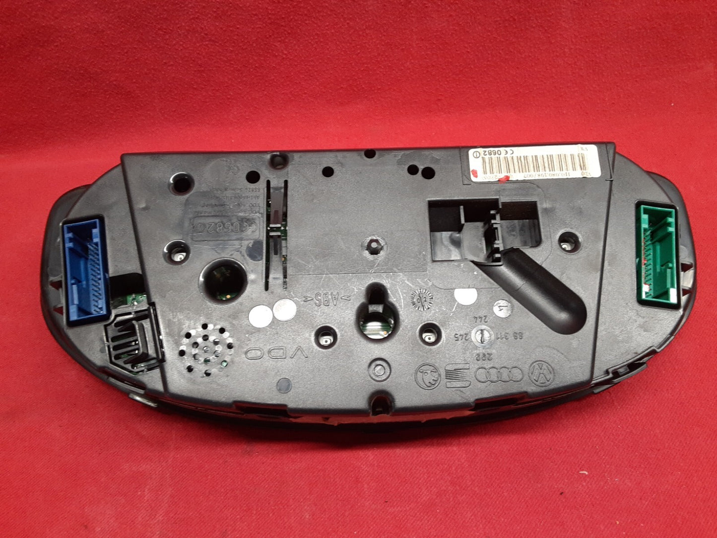 2001 - 2005 VW Volkswagen Instrument Cluster Speedometer 3B0-920-927B