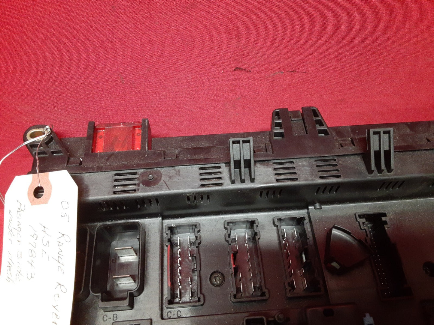 2003 - 2005 Land Rover Range Rover HSE Passenger Under Dash Fuse Box YQE500050