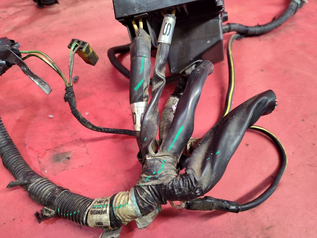 02-04 Subaru Outback Legacy 03-05 Baja 2.5L A/T Engine Fuse Box + Harness Cables