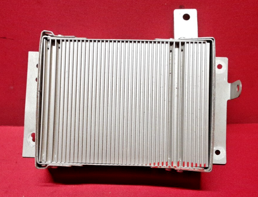 2013 - 2019 Lincoln MKT Power Inverter Module 150W 110V DC/AC   DE9Z-19G317-B