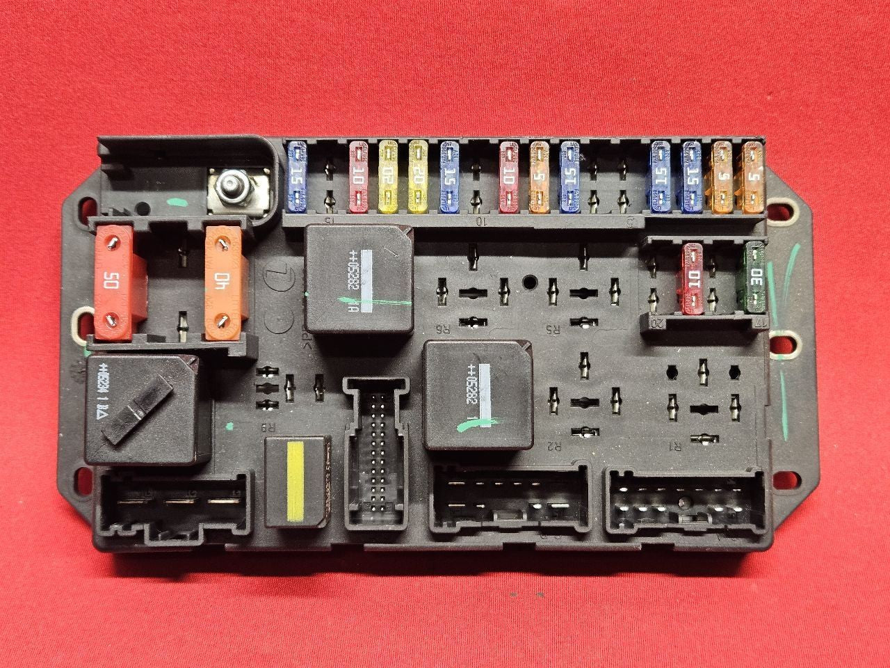 2006 Range Rover HSE / Supercharged 4.2L 4.4L V8 Engine Bay Fuse Box Block