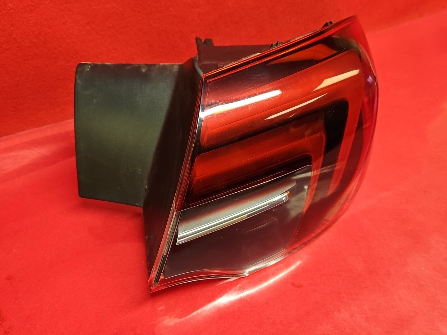 18-20 Buick Regal Sportback RIGHT PASSENGER Outer Body Quarter Tail Light Lamp