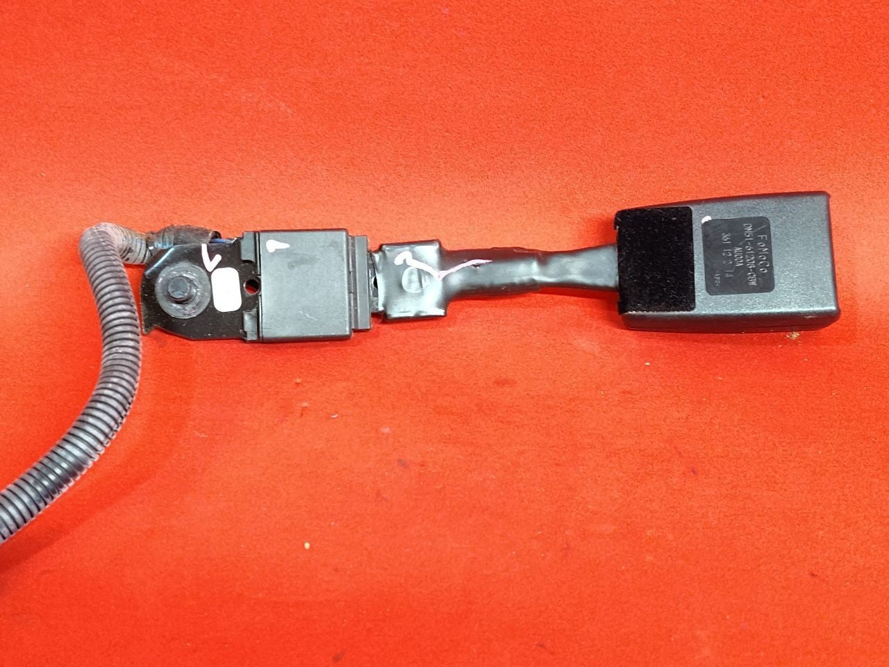 2012-2014 Ford Focus FRONT RIGHT PASSENGER Seat Belt Buckle Tongue Black