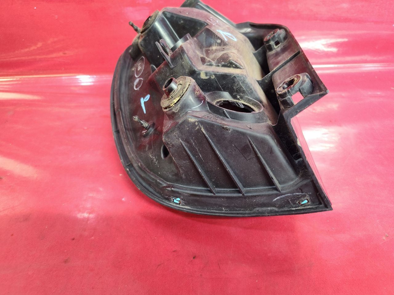 2000-2003 Lexus RX300 Right Passenger OUTER Quarter Mounted Tail Light Lamp