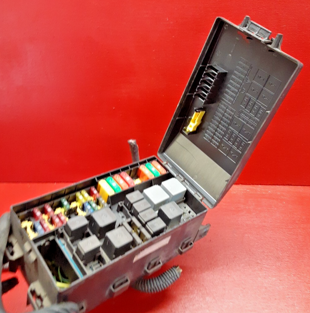 2005 Ford Focus 2.0L Engine Bay Fuse Block Junction Box