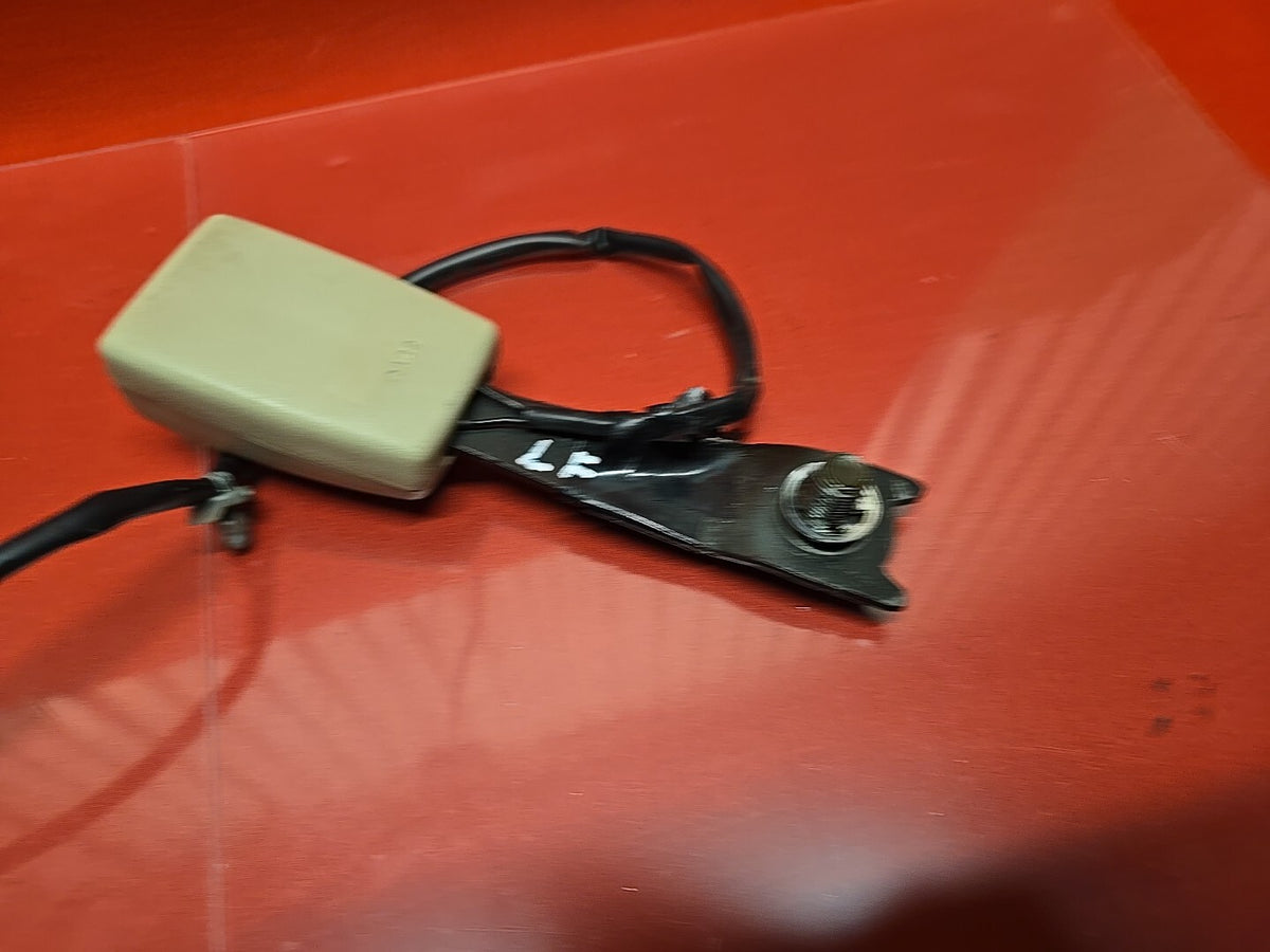 2001 - 2006 Mitsubishi Montero LIMITED/XLS LEFT DRIVER Seat Belt Buckle Beige