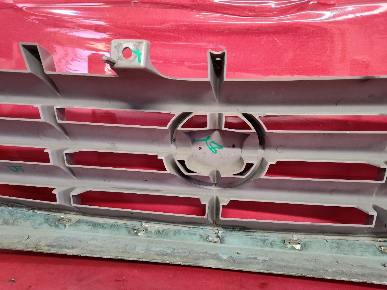 2002 2003 Cadillac Escalade / EXT Front Bumper Grill Grille   11U - Silver Sand