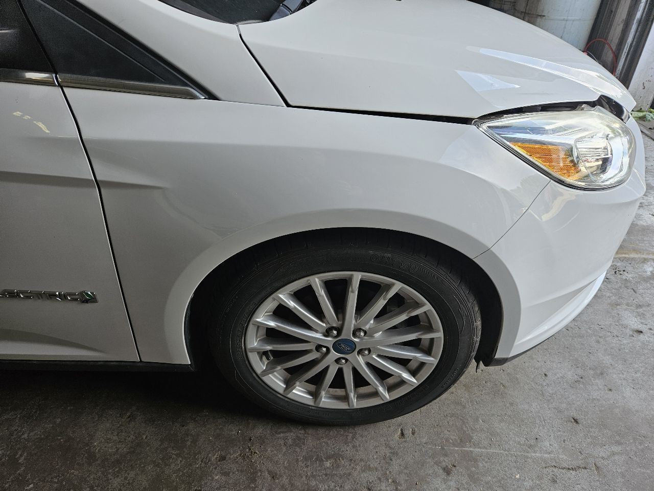 2012-2018 Ford Focus / EV - RIGHT PASSENGER Fender YZ / PNYW30 Oxford White