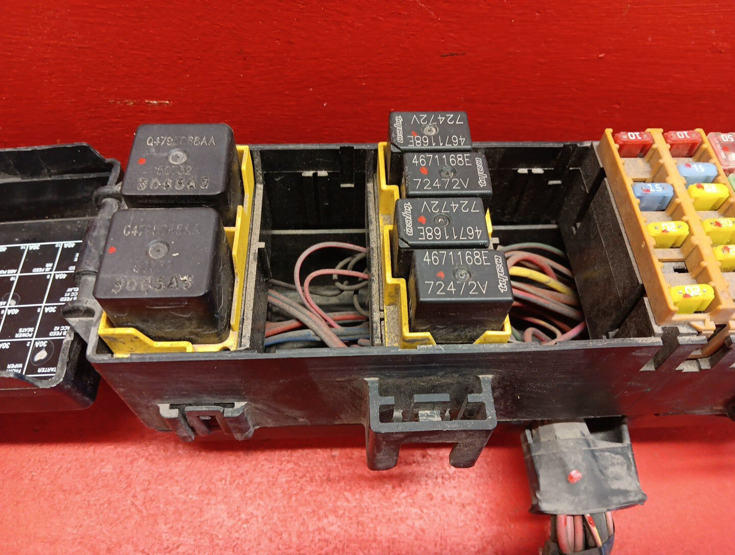 2004 - 2006 Dodge Durango 4.7L Fuse Box Engine w/o Tow Package