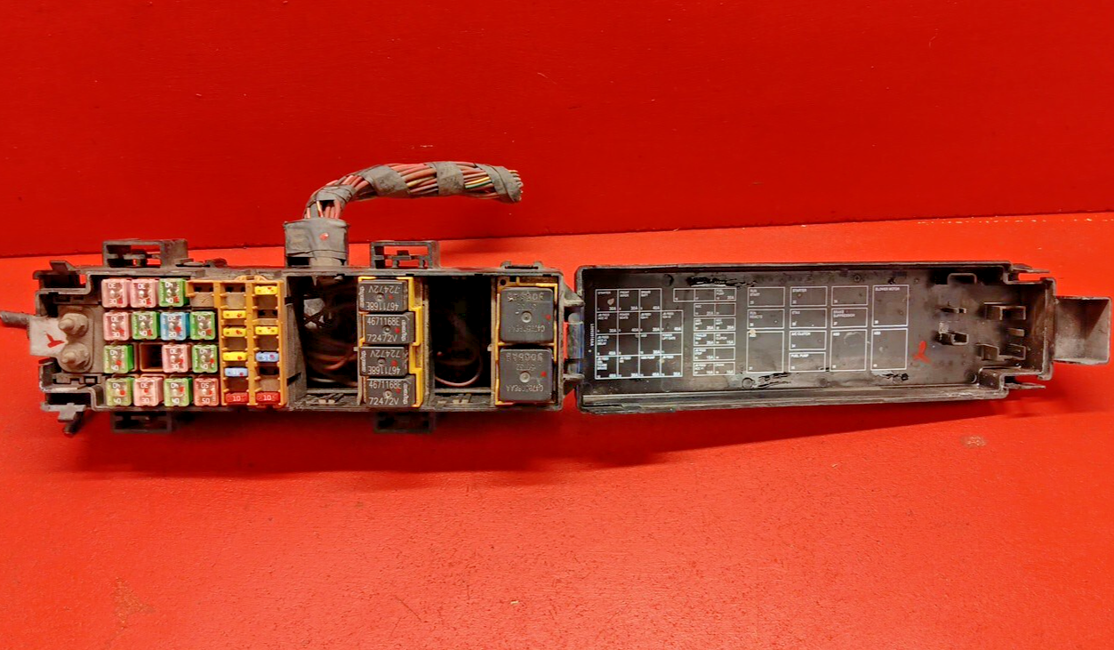 2004 - 2006 Dodge Durango 4.7L Fuse Box Engine w/o Tow Package