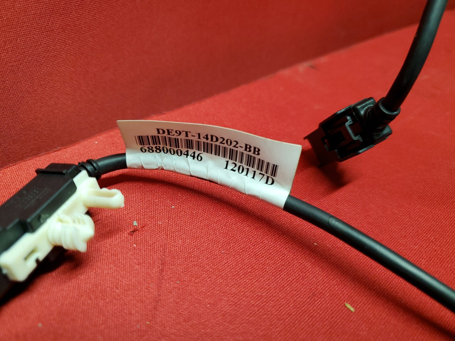 2013 - 2019 Lincoln MKT FRONT Center Console USB Sync Cable DE9T-14D202-BB