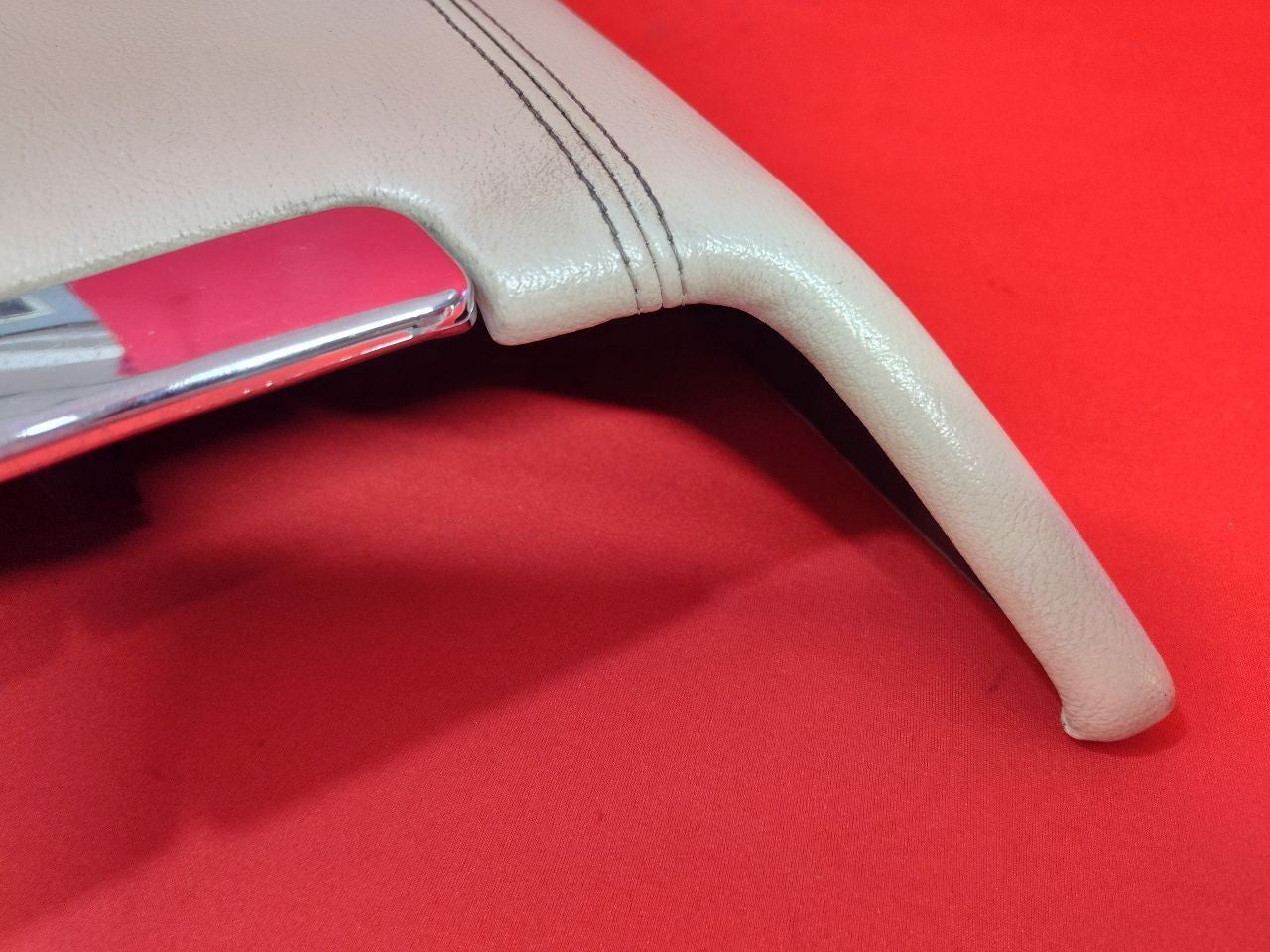 2003 2004 Lincoln Navigator FRONT Center Console Armrest Lid Light Parchment