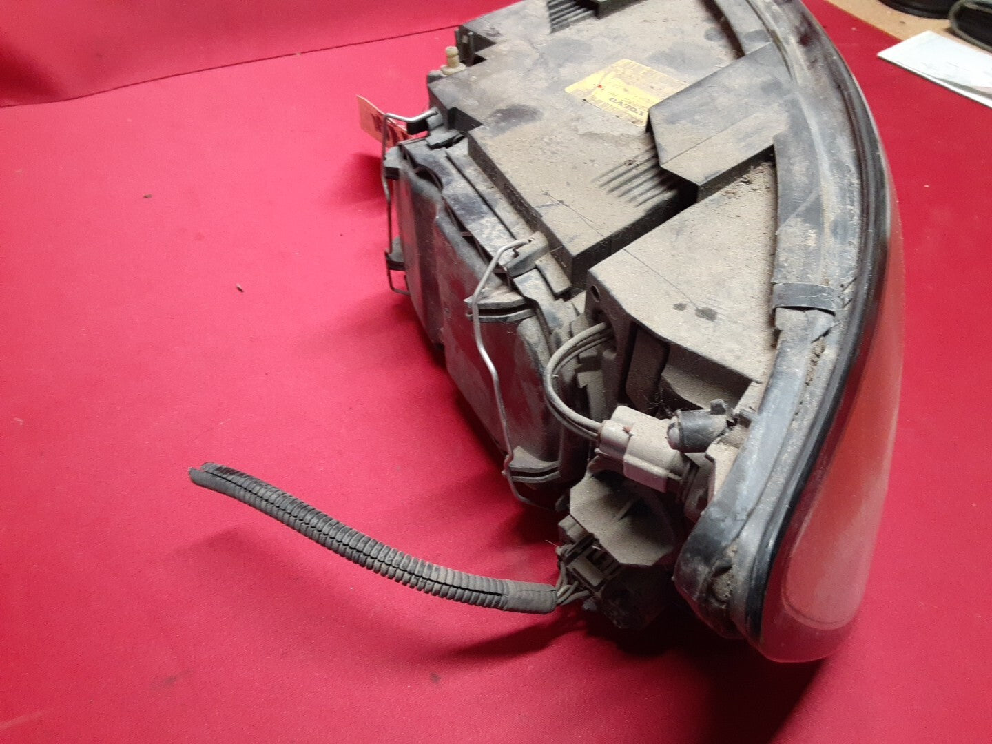 2004 - 2007 Volvo S40 05-07 V50 RIGHT PASSENGER Headlight Lamp HALOGEN 31335216