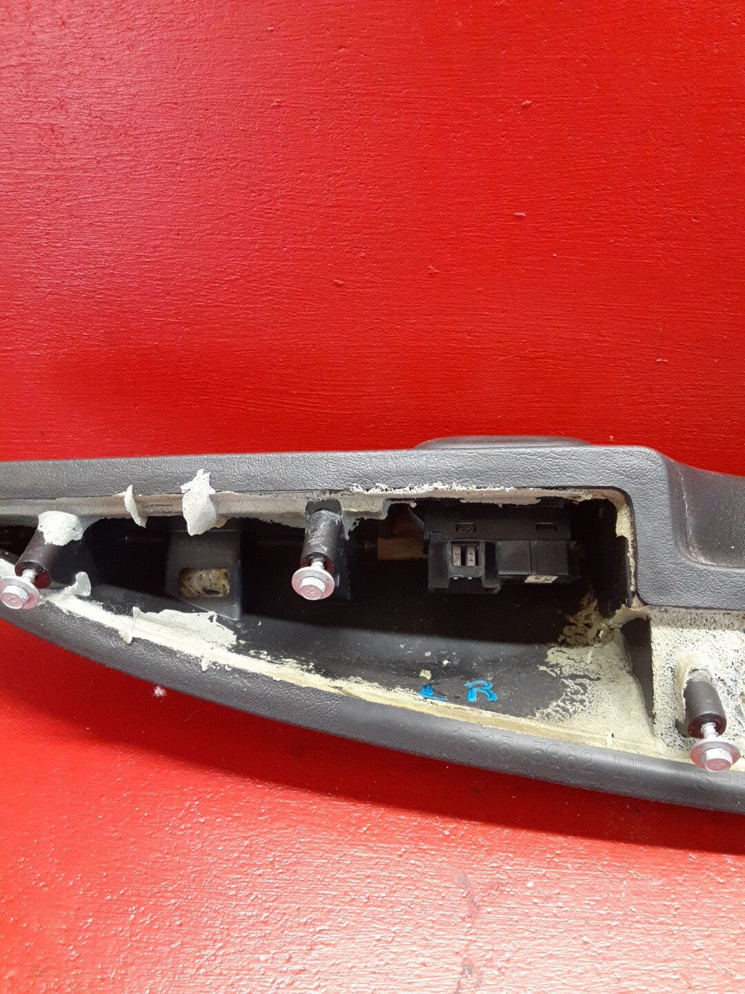 2005 2006 Chevrolet Trailblazer Left Rear Armrest W/ Window Switch 15109967