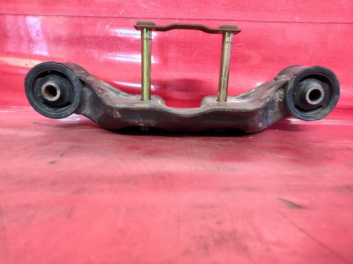 01-04 Subaru Outback Legacy 03-04 Baja H6 A/T Rear Differential Carrier Mount