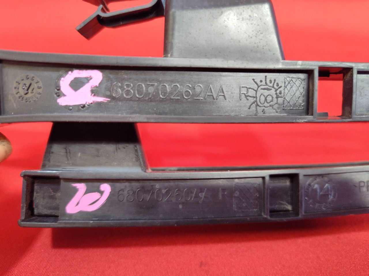 2012-2019 Fiat 500 Front RIGHT PASSENGER Door Glass Window Channel Guide SET