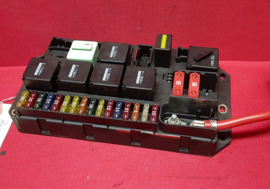 2005 Land Rover Range Rover HSE 4.4L V8 REAR Fuse Box Block YQE500290