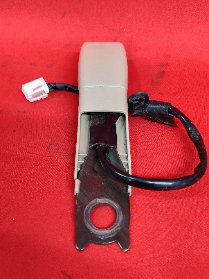 2001-2005 Lexus GS300 GS430 Front Left Driver Seat Belt Buckle SINGLE PLUG