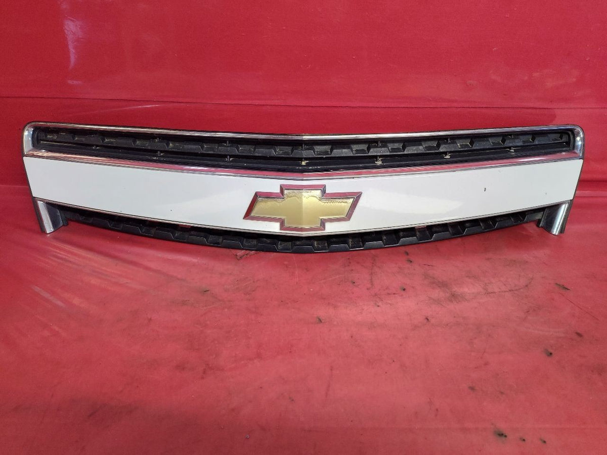 2012-2015 Chevy Captiva Sport Front Grille w/ Emblem GBU / 703S Arctic Ice White