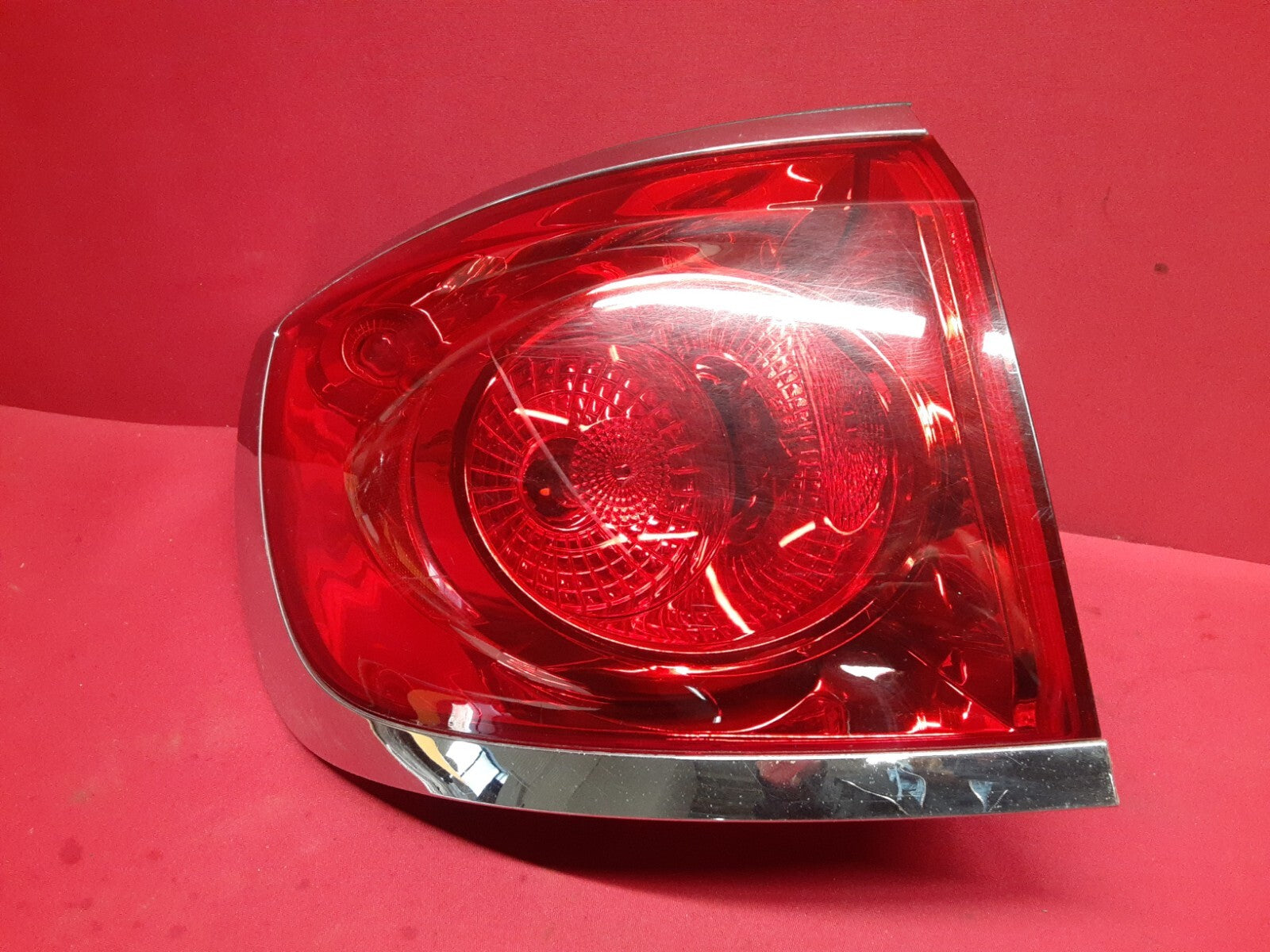 2008 - 2012 Buick Enclave LEFT DRIVER Outer Tail Light Lamp on Body 25954941