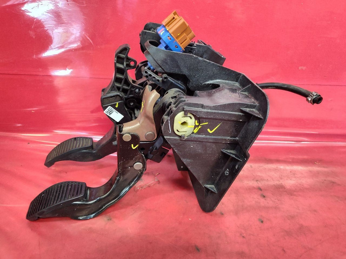 2012-2019 Fiat 500 5-Spd Manual Transmission Brake / Clutch Pedal 5171645AG