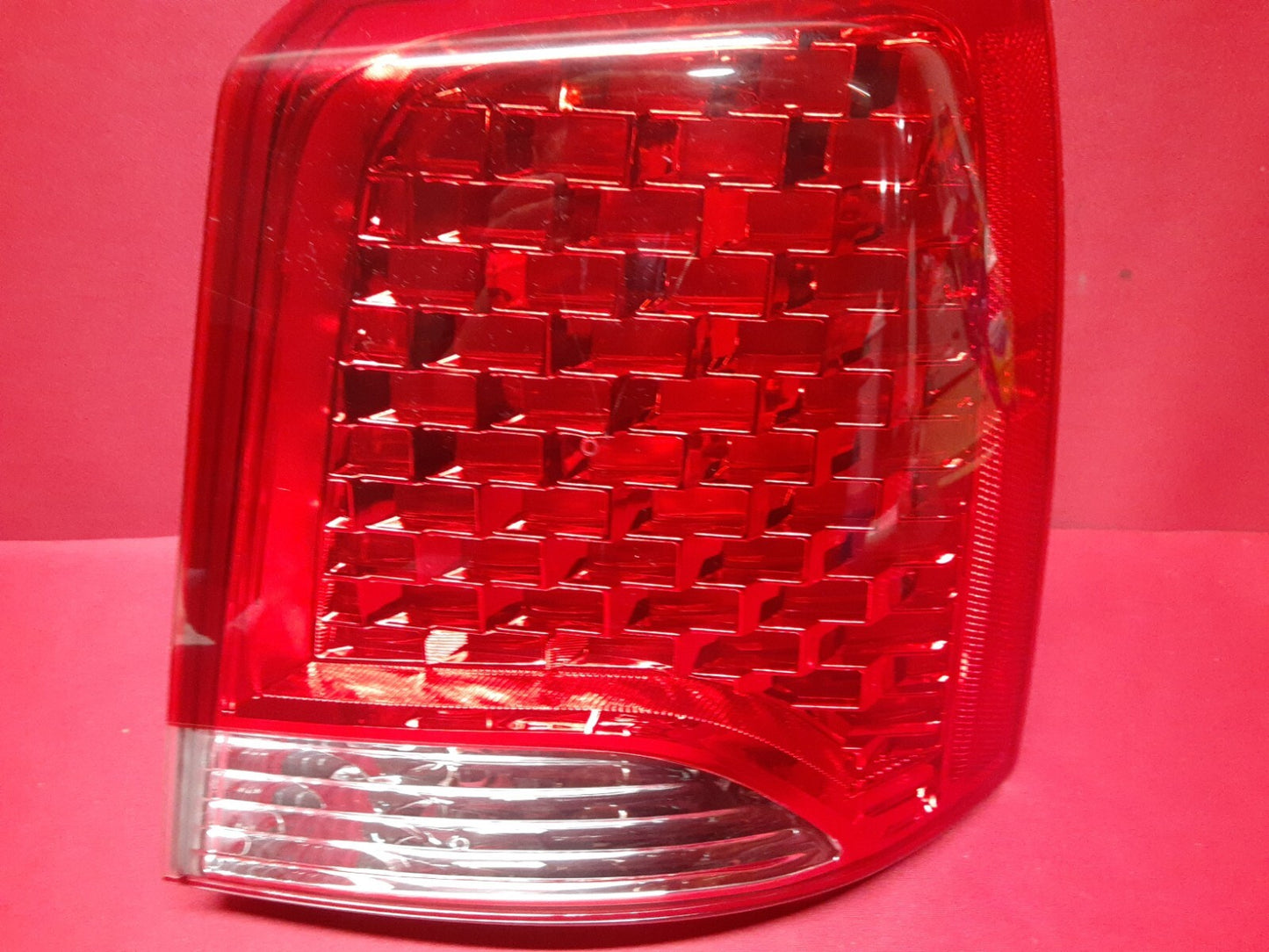 2011 - 2013 Kia Sorento RIGHT Tail Light Lamp on Body HALOGEN 92402-1U000