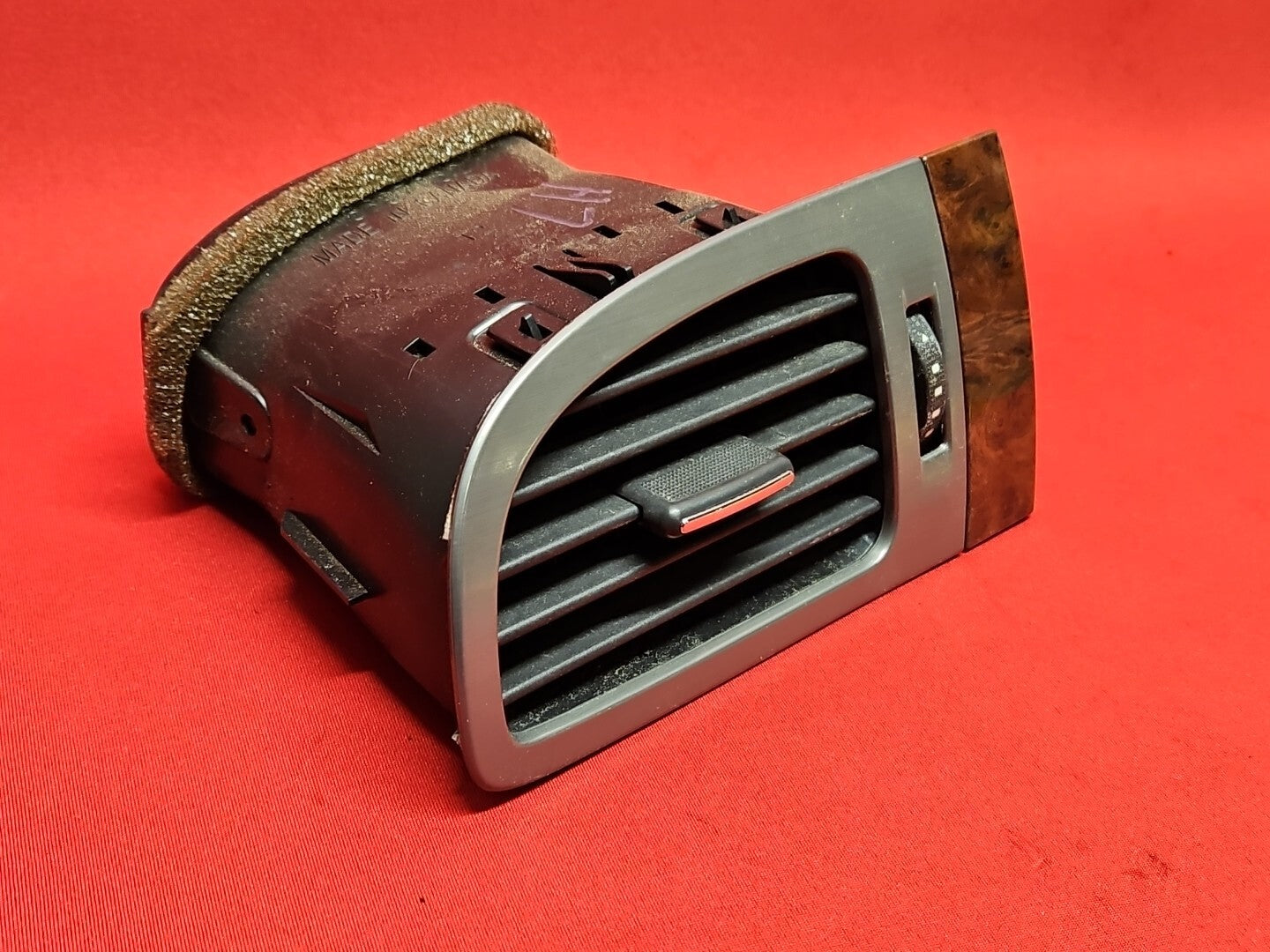 2007 - 2014 GM Chevrolet / GMC Front Left Driver Outer Dash Air Vent Woodgrain