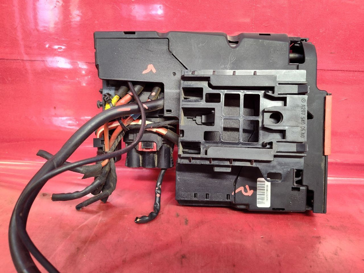 2006-2017 Mercedes Benz FRONT Prefuse Fuse Box Junction Block Battery Terminal