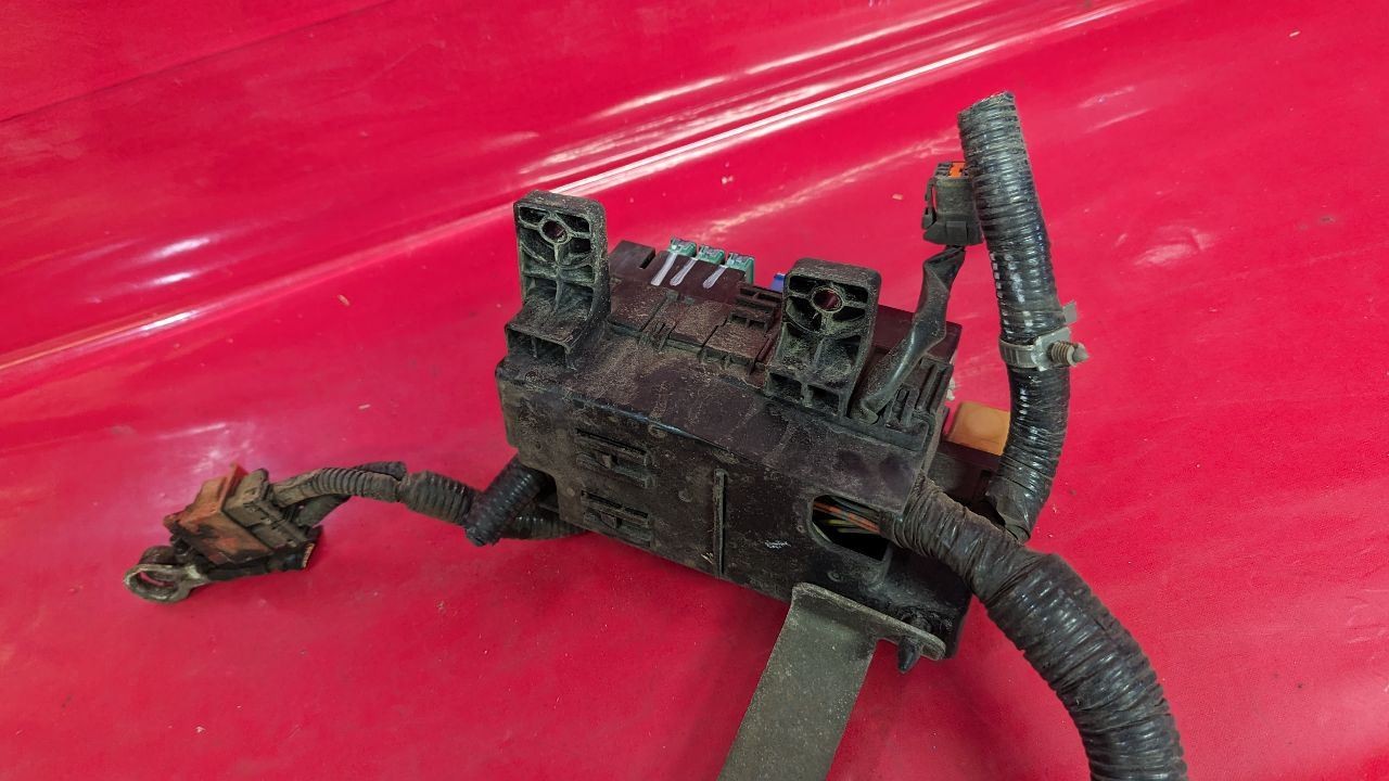 2000 Nissan Pathfinder 4WD Auto Trans Engine Bay Fuse Box Junction Block
