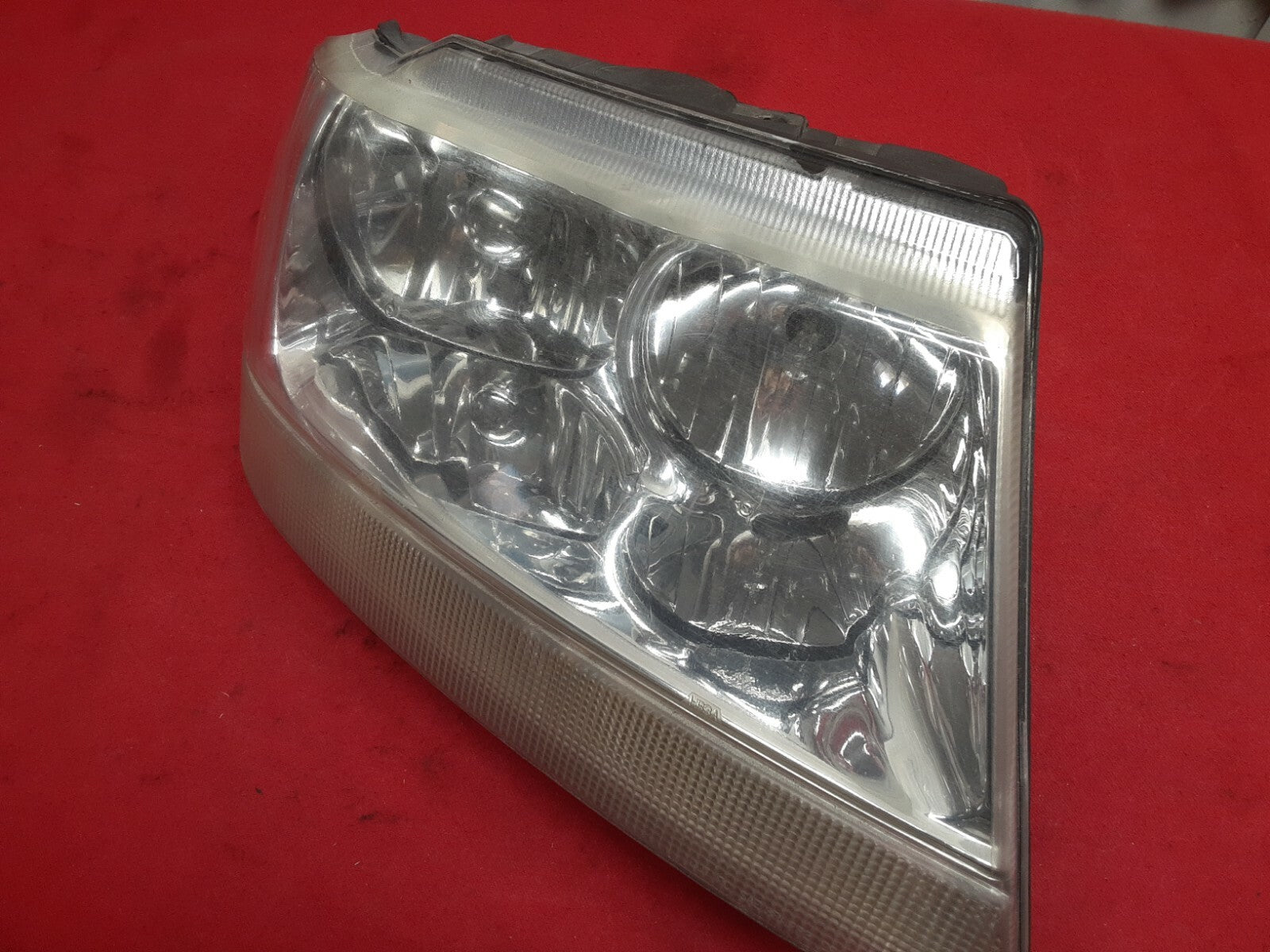 2001 - 2004 Jeep Grand Cherokee Limited Overland RIGHT PASSENGER Headlight Lamp