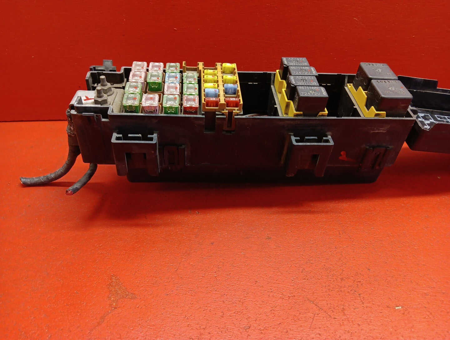 2004 - 2006 Dodge Durango 4.7L Fuse Box Engine w/o Tow Package