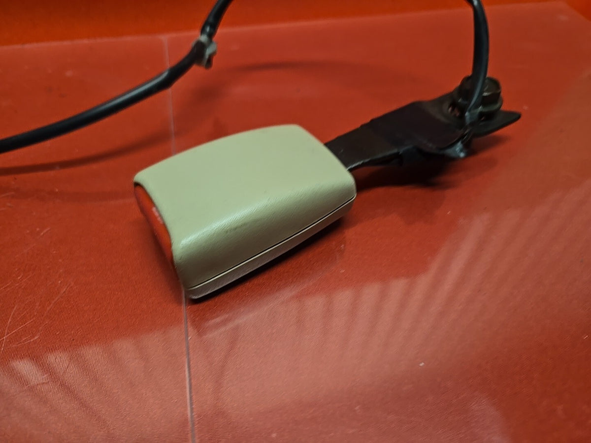 2001 - 2006 Mitsubishi Montero LIMITED/XLS LEFT DRIVER Seat Belt Buckle Beige