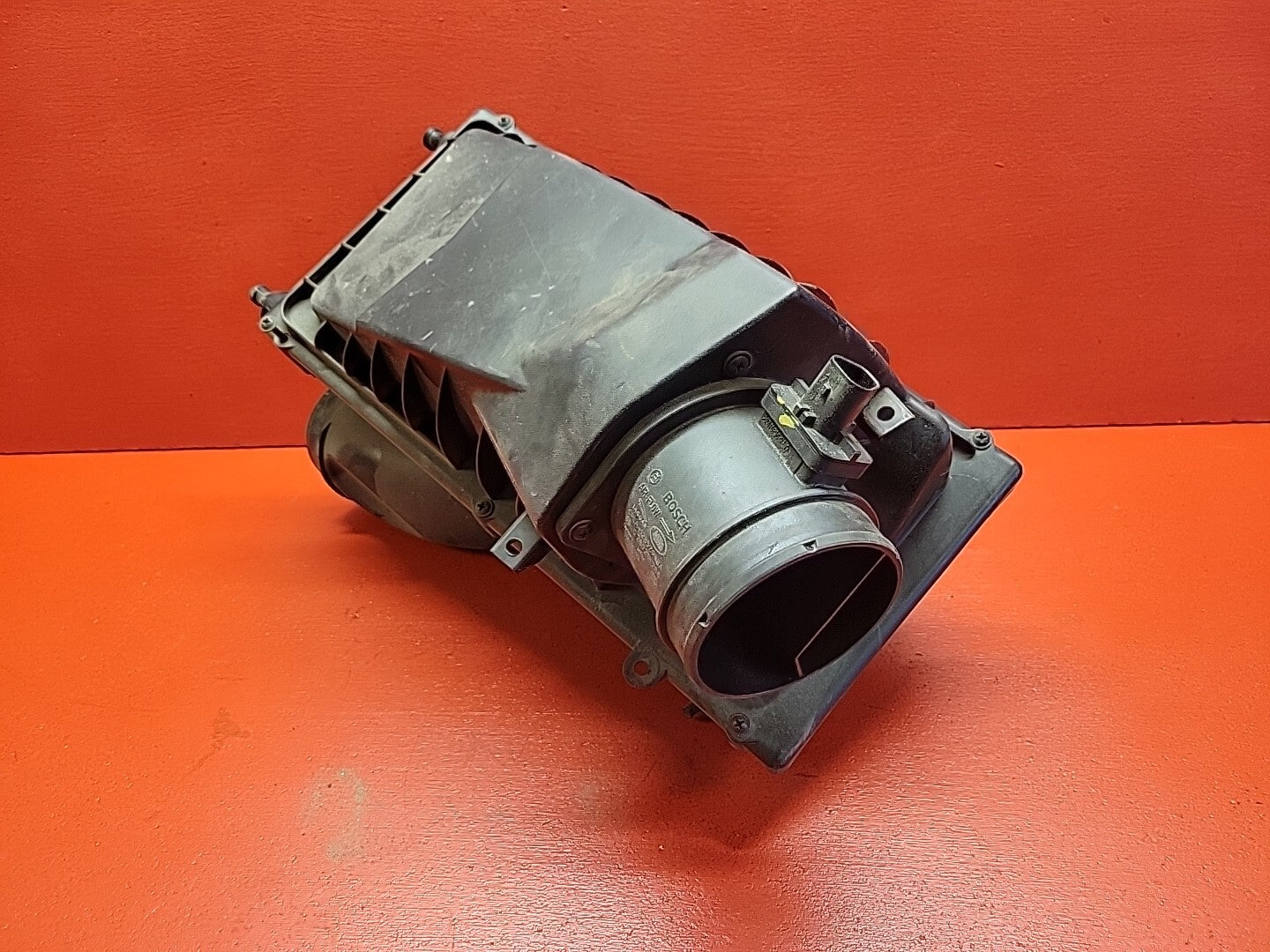 2013-2018 Land Rover Range Rover Right Air Filter Cleaner Box Assembly LR095792