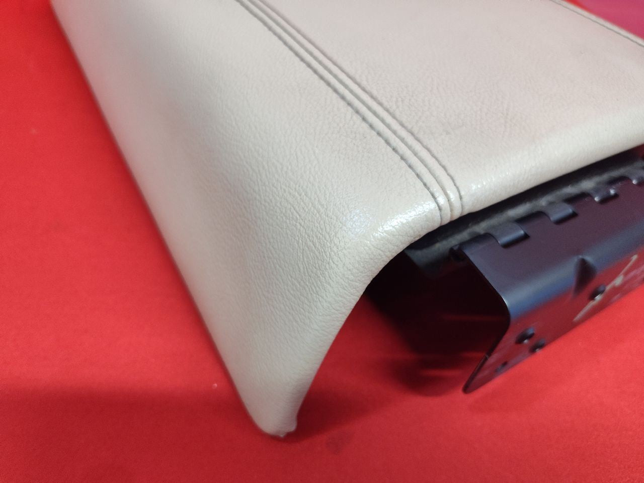 2003 2004 Lincoln Navigator FRONT Center Console Armrest Lid Light Parchment
