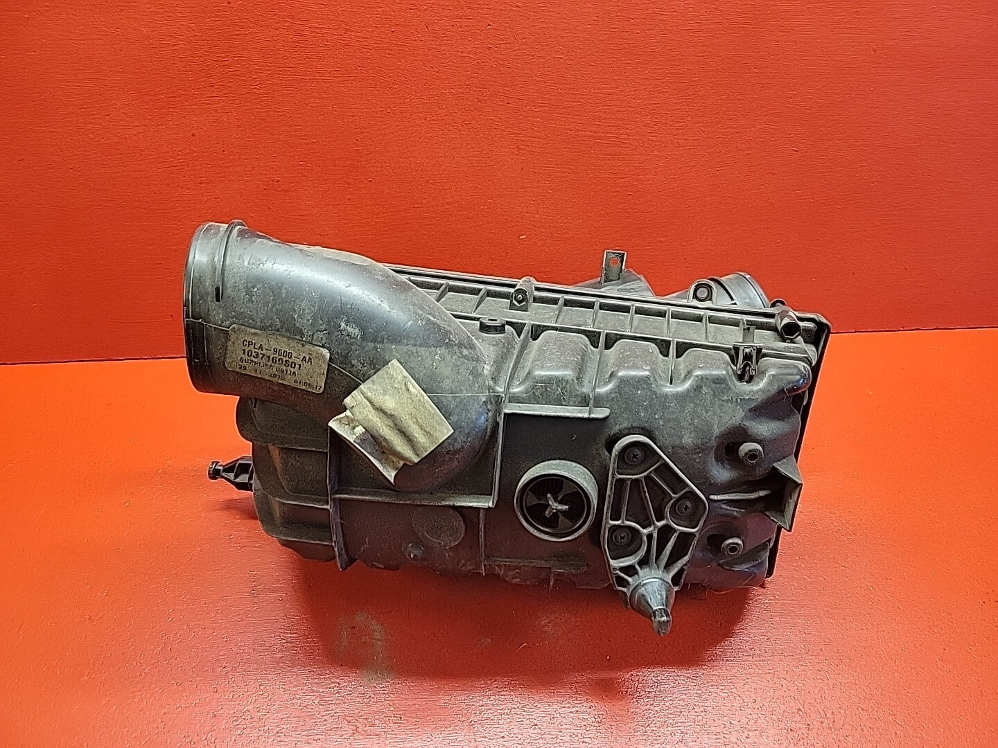 2013-2018 Land Rover Range Rover Right Air Filter Cleaner Box Assembly LR095792