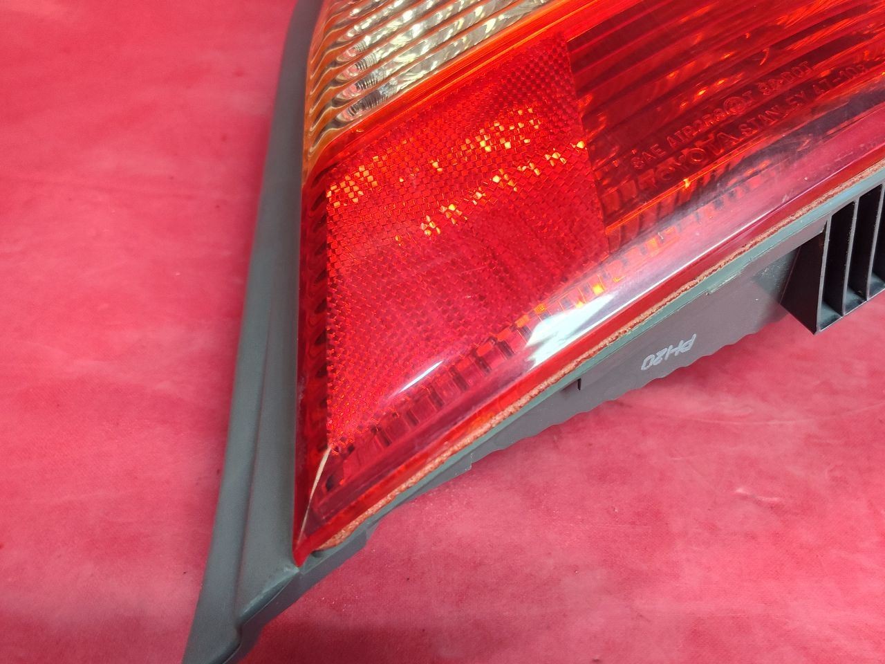 2001-2003 Toyota Prius Sedan RIGHT PASSENGER Tail Light Stop Lamp 81550-47030