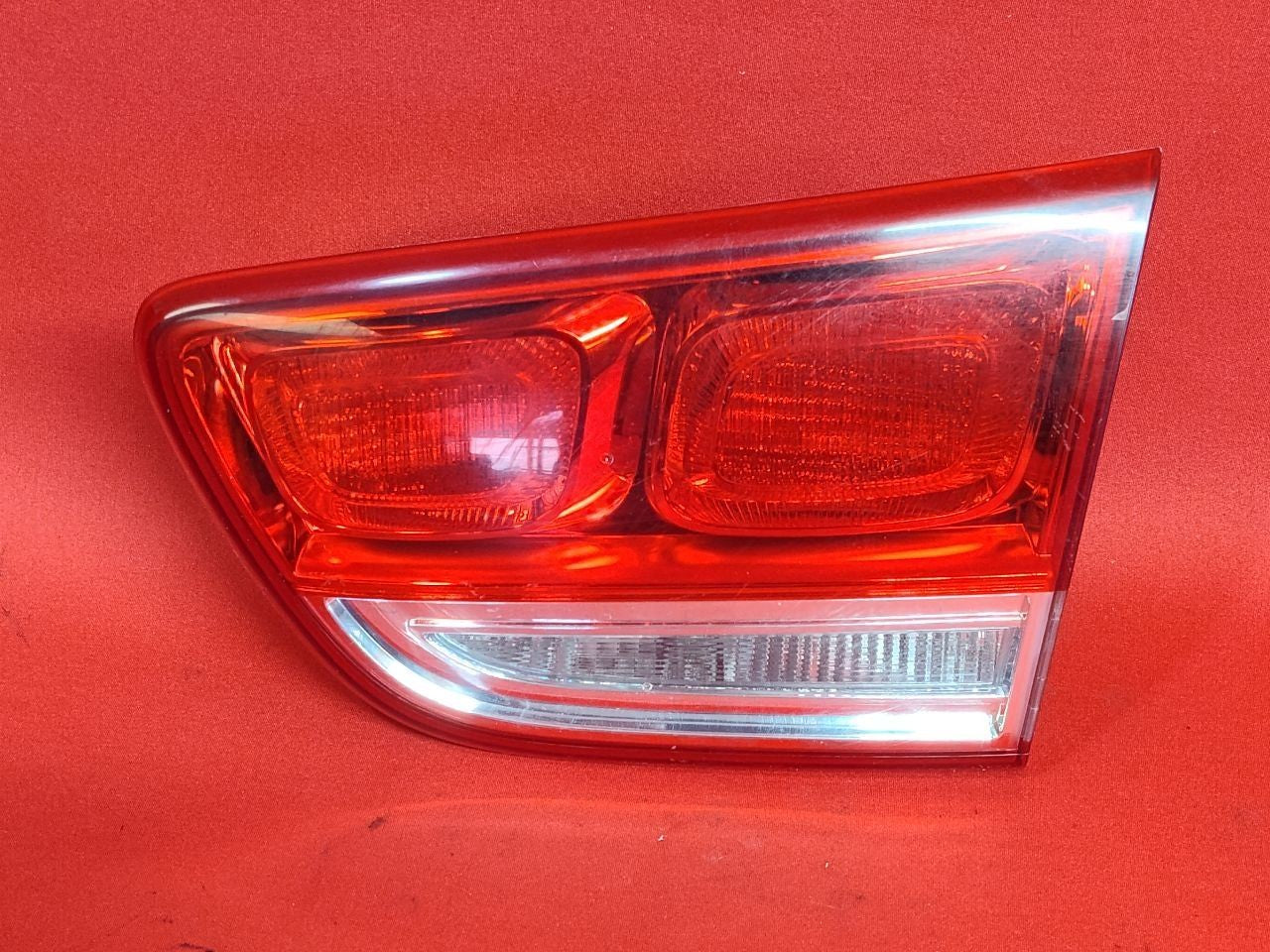 2016-2018 Kia Sorento RIGHT PASSENGER INNER Tail Light Lamp w/ Socket HALOGEN
