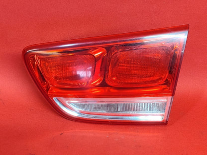 2016-2018 Kia Sorento RIGHT PASSENGER INNER Tail Light Lamp w/ Socket HALOGEN