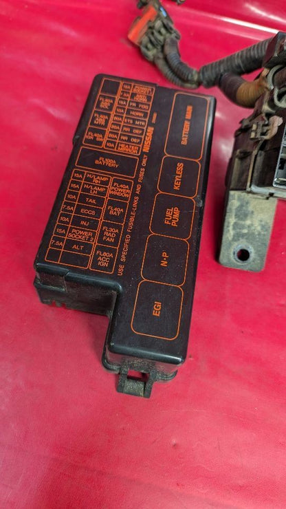 2000 Nissan Pathfinder 4WD Auto Trans Engine Bay Fuse Box Junction Block