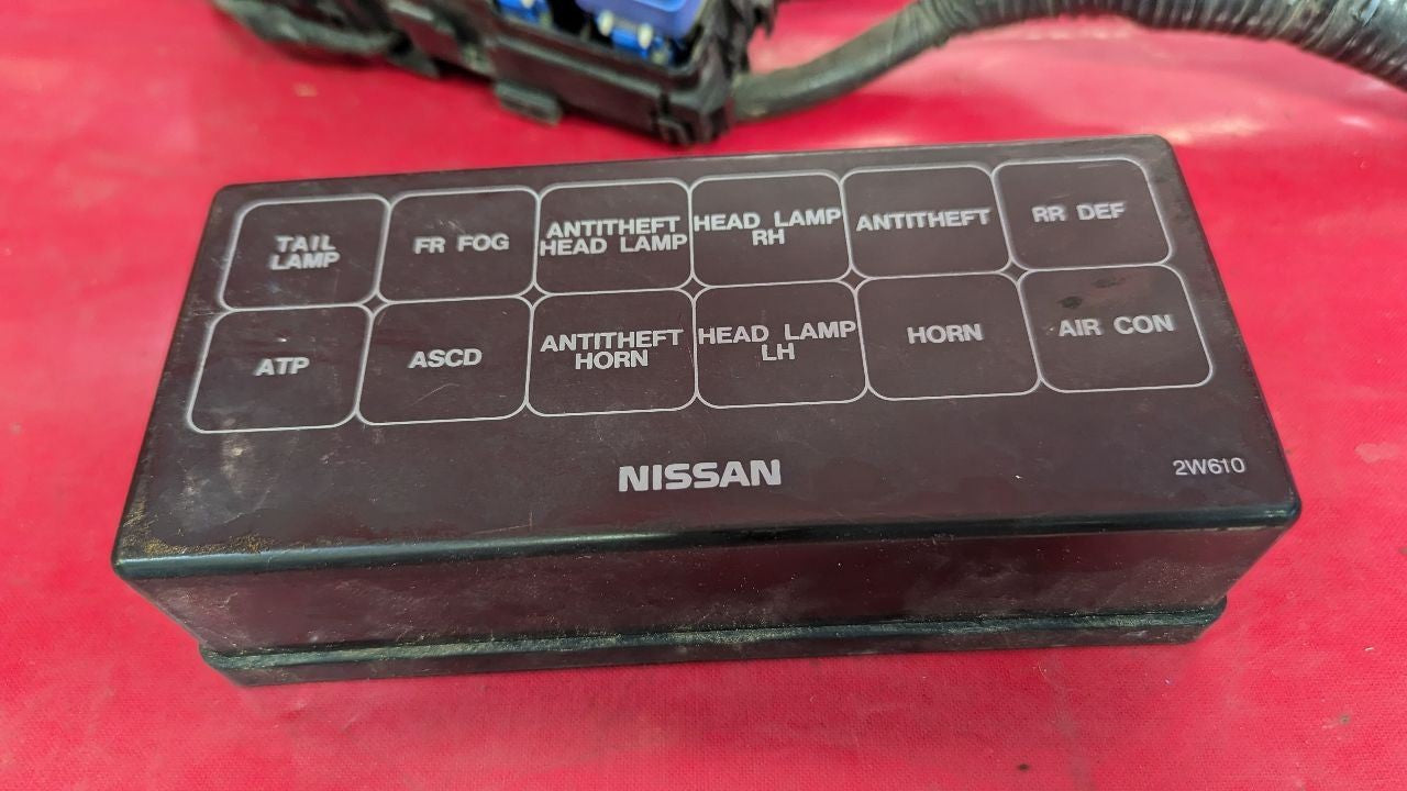2000 Nissan Pathfinder Auto Trans 4WD Engine Bay Fuse Box Junction Block