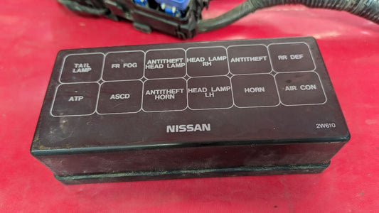 2000 Nissan Pathfinder Auto Trans 4WD Engine Bay Fuse Box Junction Block
