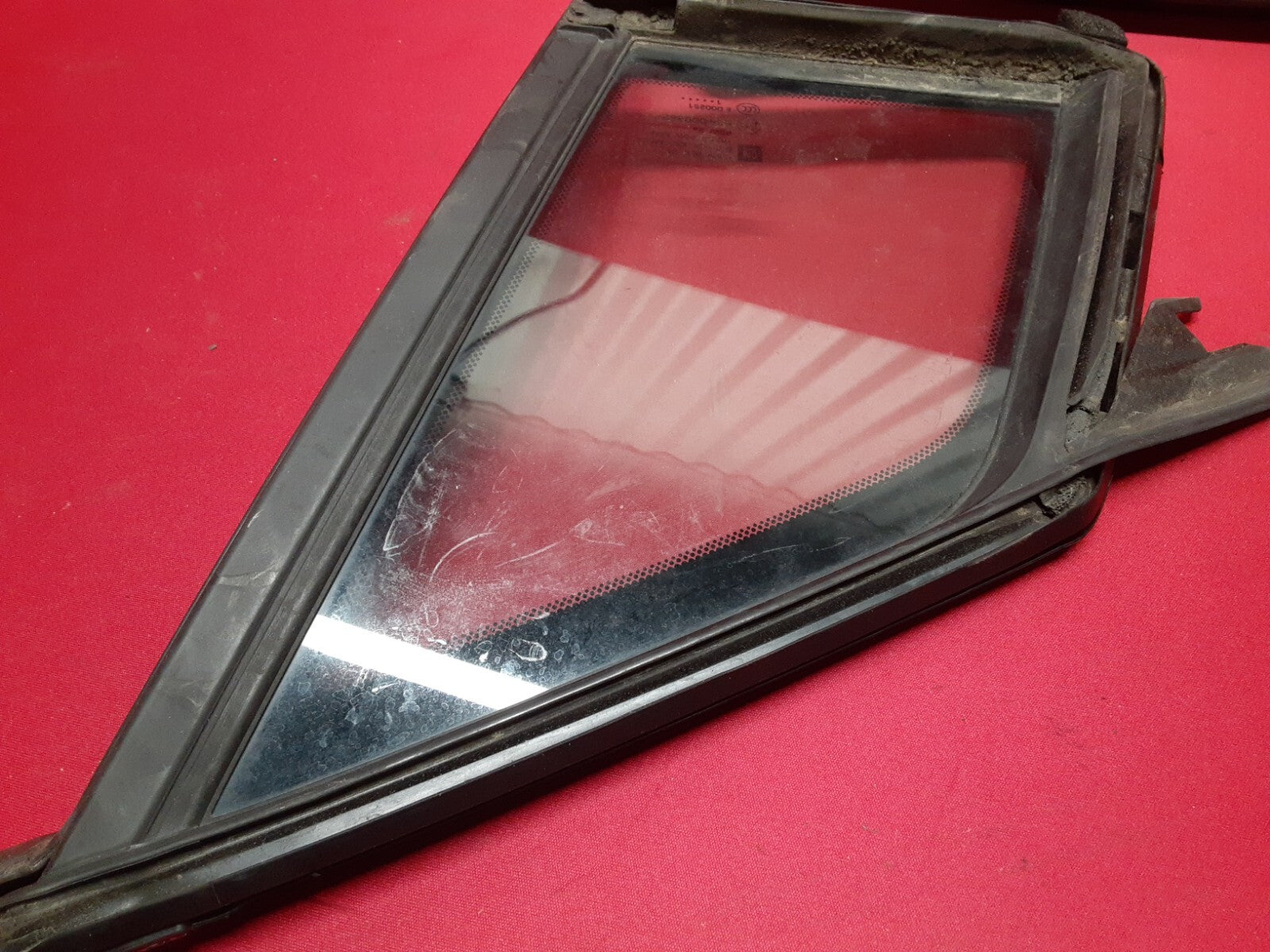 2011 - 2015 Chevy Volt FRONT LEFT Door Vent Quarter Glass Weatherstrip 22906079