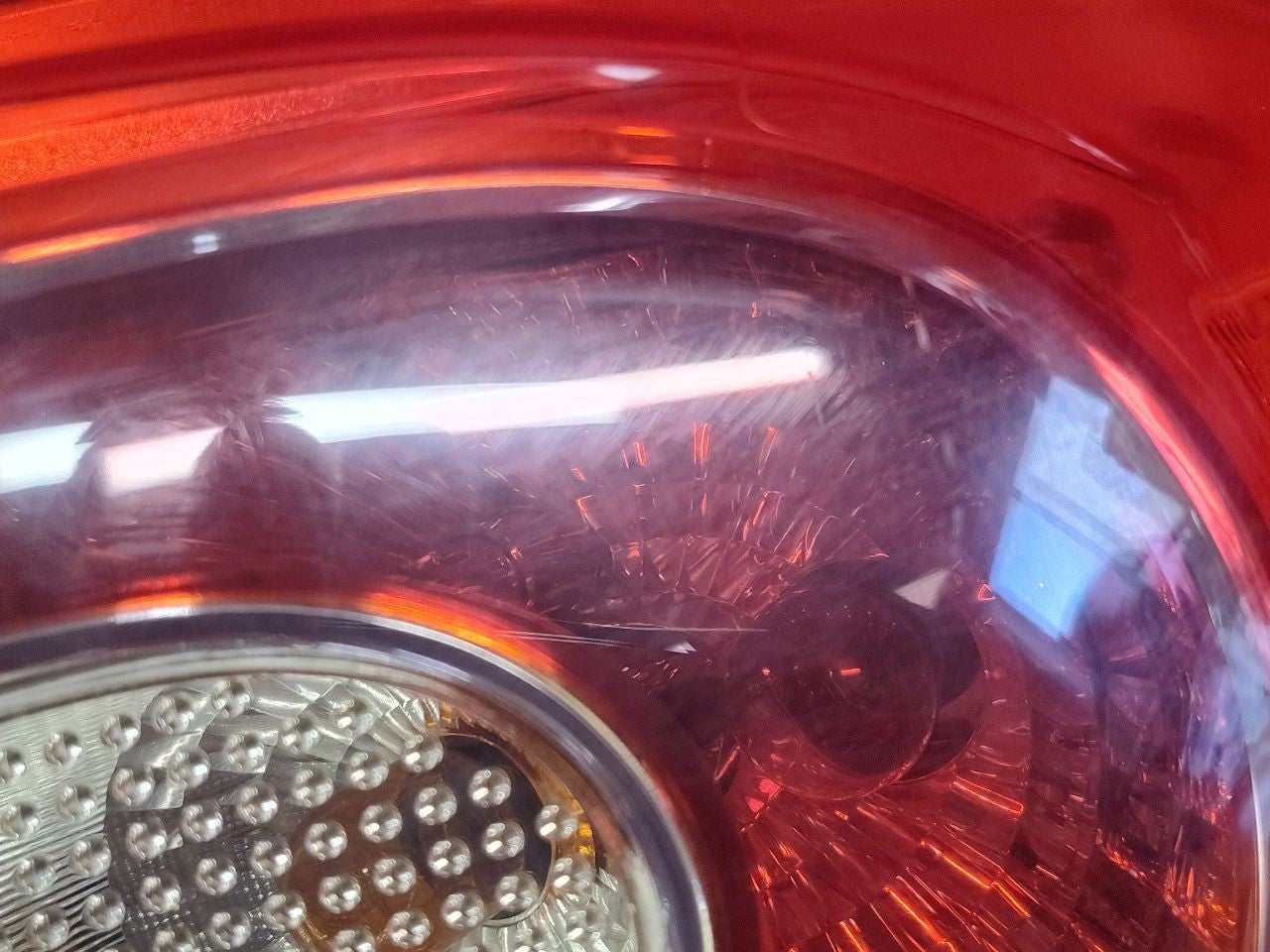 2009-2011 VW Tiguan RIGHT PASSENGER Outer Quarter Mounted Tail Light Lamp